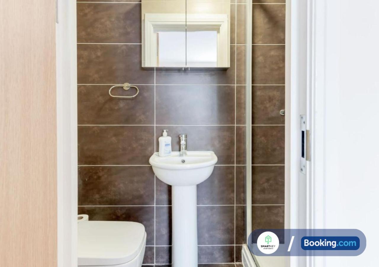 Modern 2 Bed 2 Bath Apartment Free Parking Watford  Exteriör bild